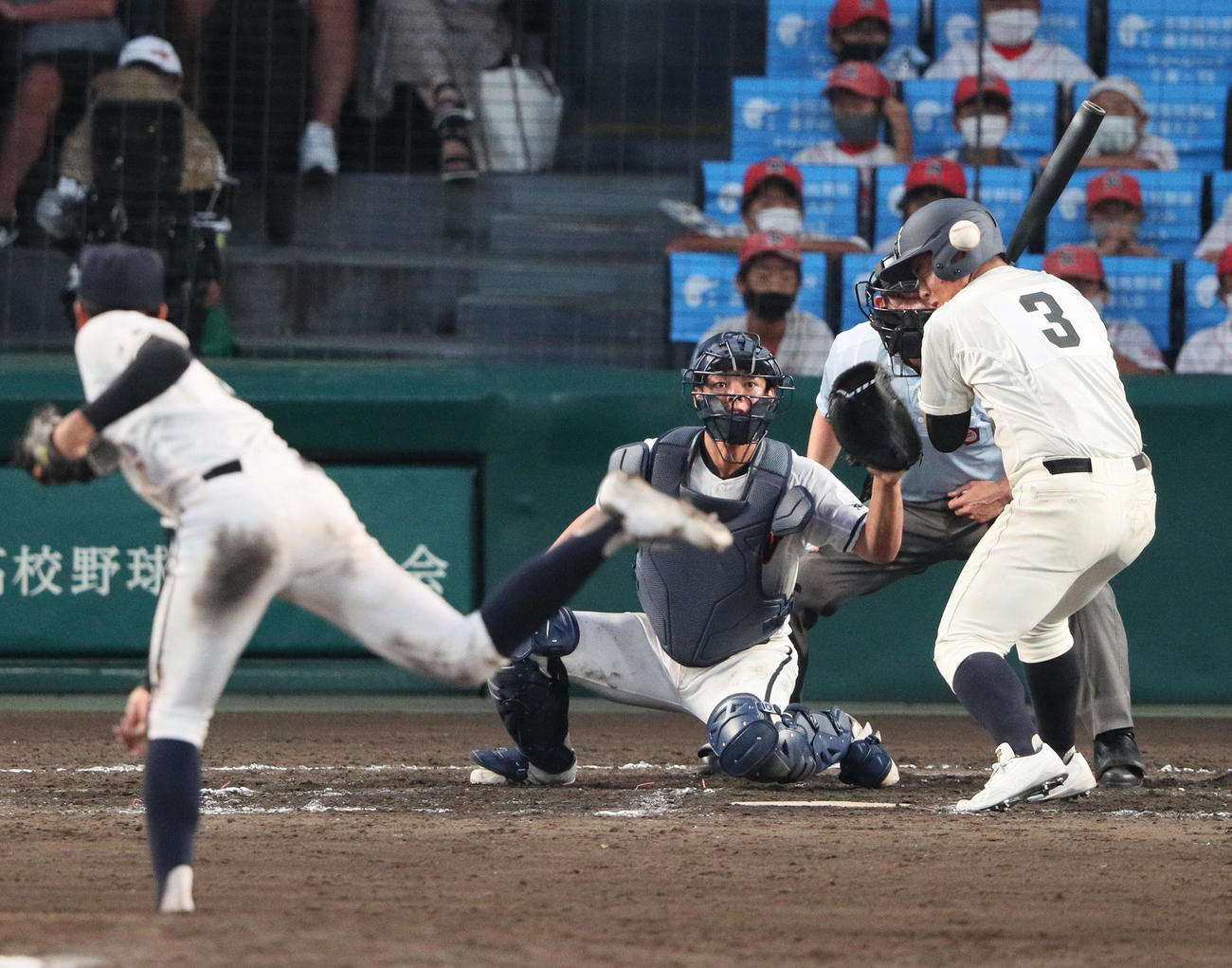 興南対市船橋　9回裏市船橋1死満塁、代打黒川はサヨナラ死球を食らう。投手安座間（撮影・上山淳一）