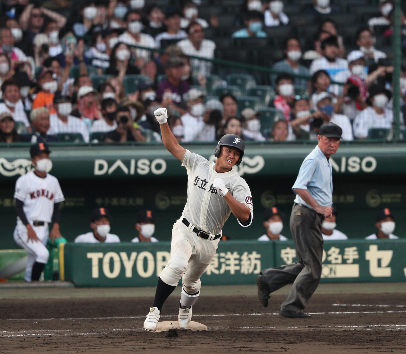 興南対市船橋　8回裏市船橋1死、左越えソロ本塁打を放った片野はガッツポーズ（撮影・上山淳一）
