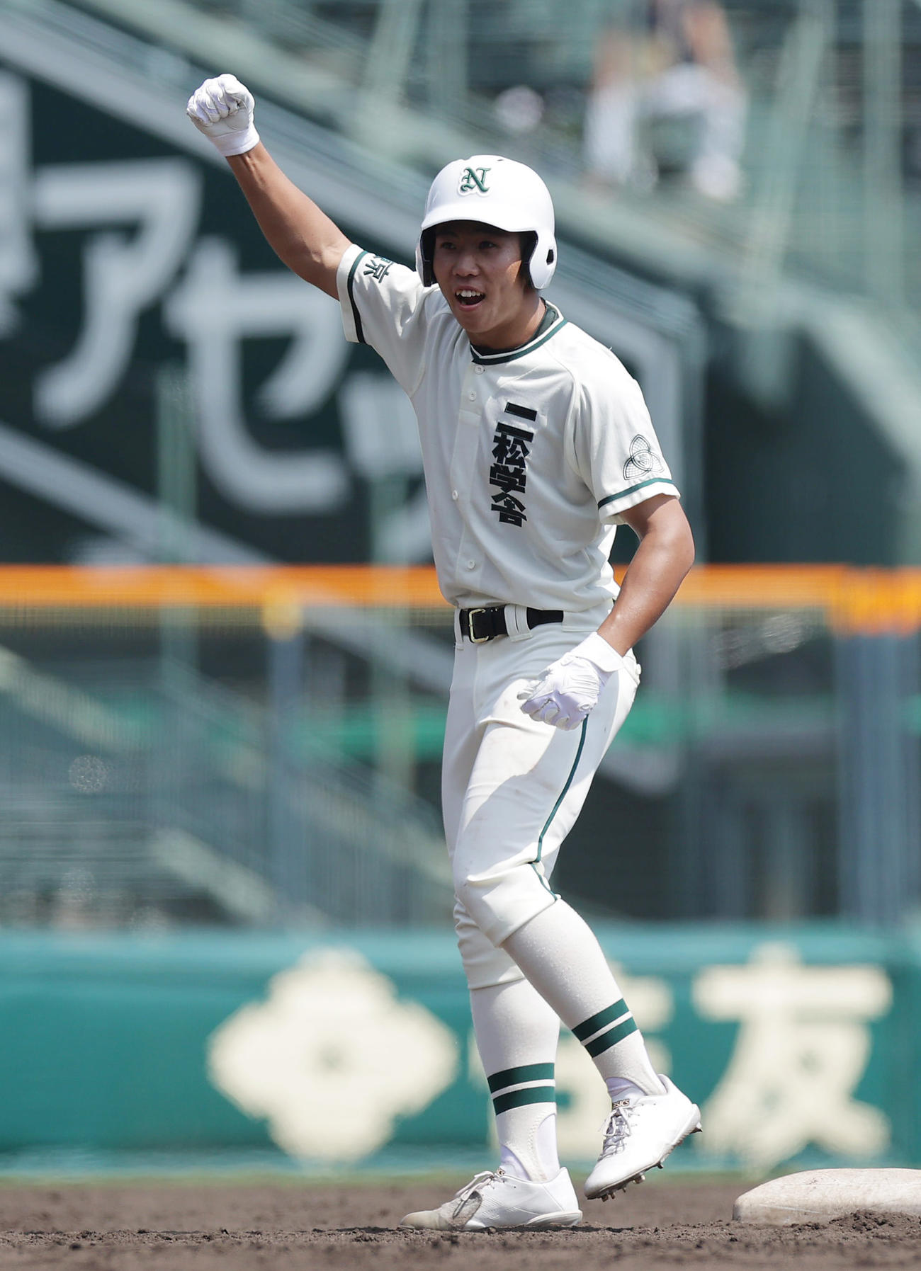 札幌大谷対二松学舎大付　3回裏二松学舎大付2死三塁、左中間へ適時二塁打を放ちガッツポーズする大矢（撮影・前田充）