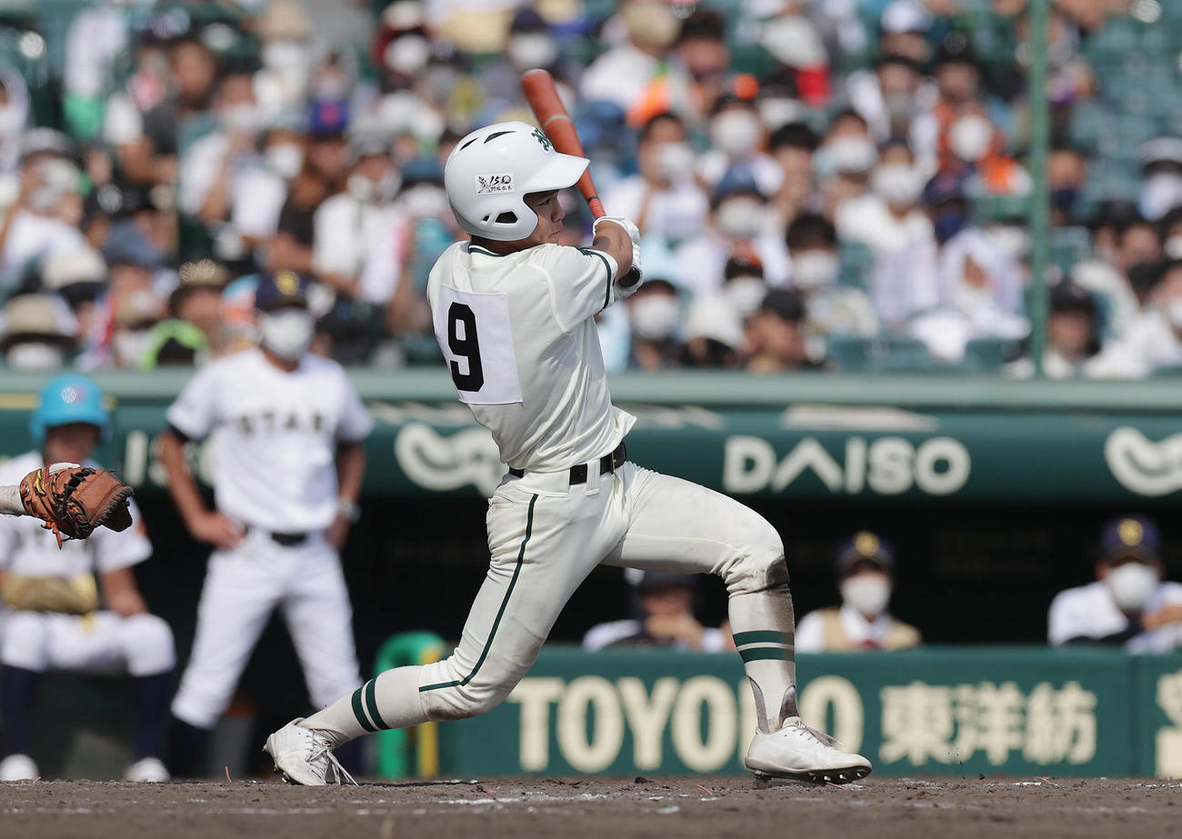 札幌大谷対二松学舎大付　9回裏二松学舎大付1死一、二塁、三塁線を破るサヨナラ適時打を放つ親富祖（撮影・前田充）