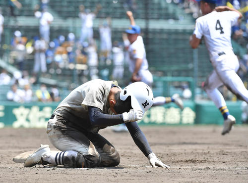 日大三対聖光学院　9回表日大三2死一塁、一ゴロに倒れて試合終了し、肩を落とす藤巻（撮影・岩下翔太）