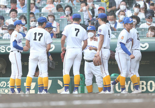 県岐阜商対社　攻守交代時に選手たちに話す県岐阜商鍛治監督（中央）（撮影・宮地輝）