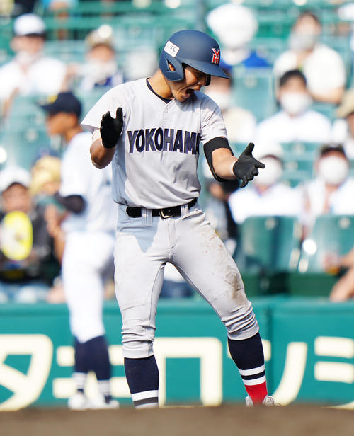 三重対横浜　3回裏横浜2死二塁、適時打を放った板倉（撮影・江口和貴）