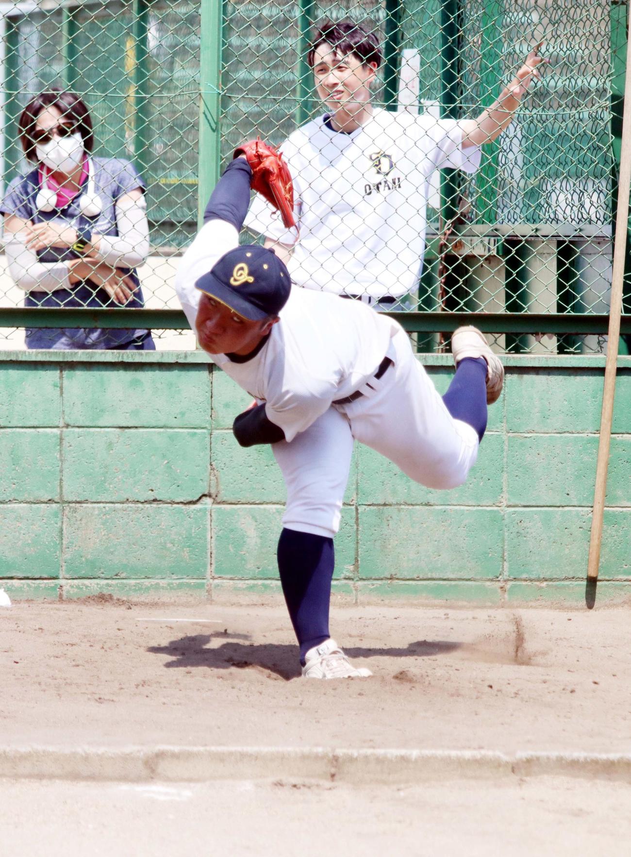 気合のこもった表情で投球練習する札幌大谷の森谷（撮影・永野高輔）