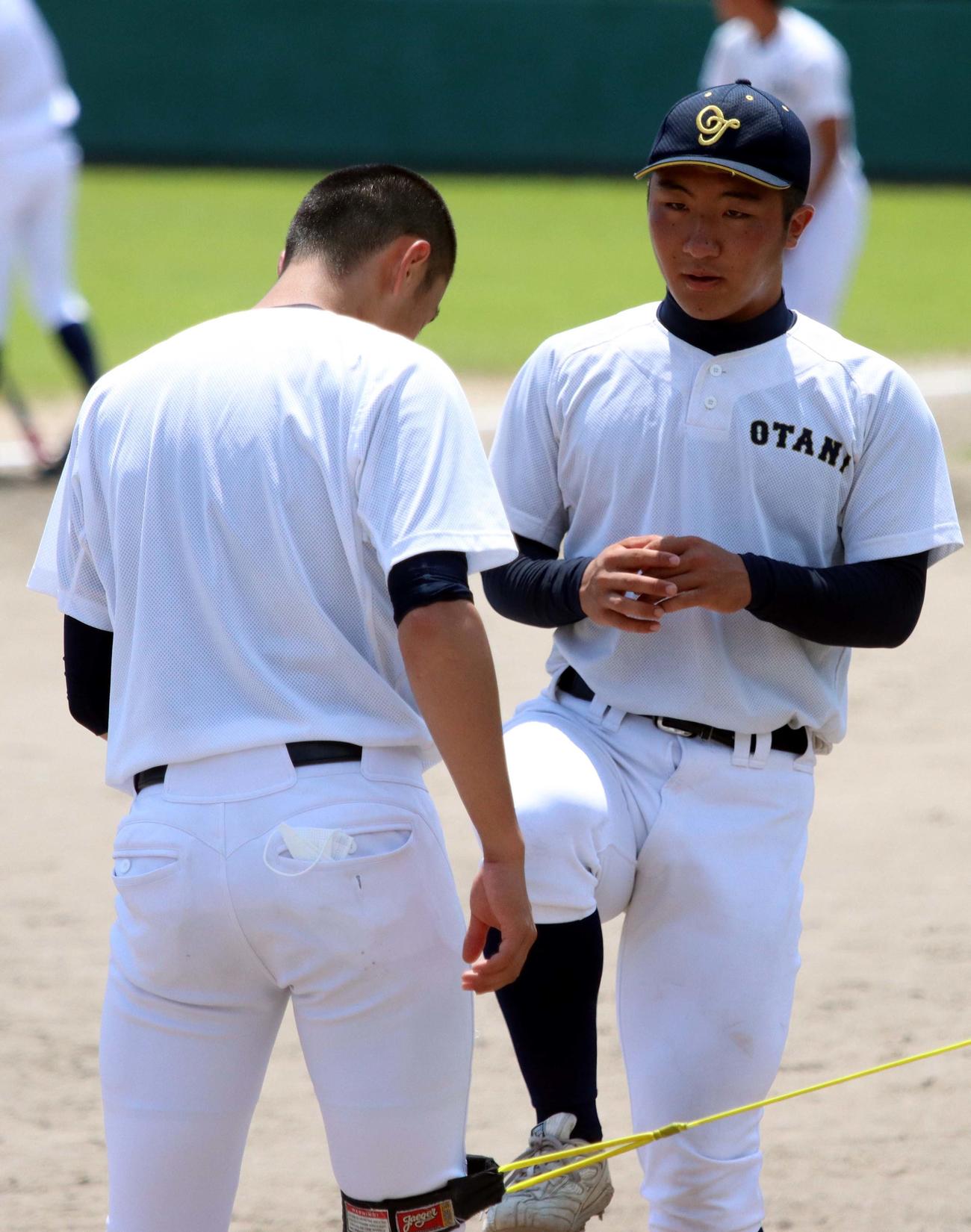 右足の上げ方を確認する札幌大谷の森谷（右）（撮影・永野高輔）