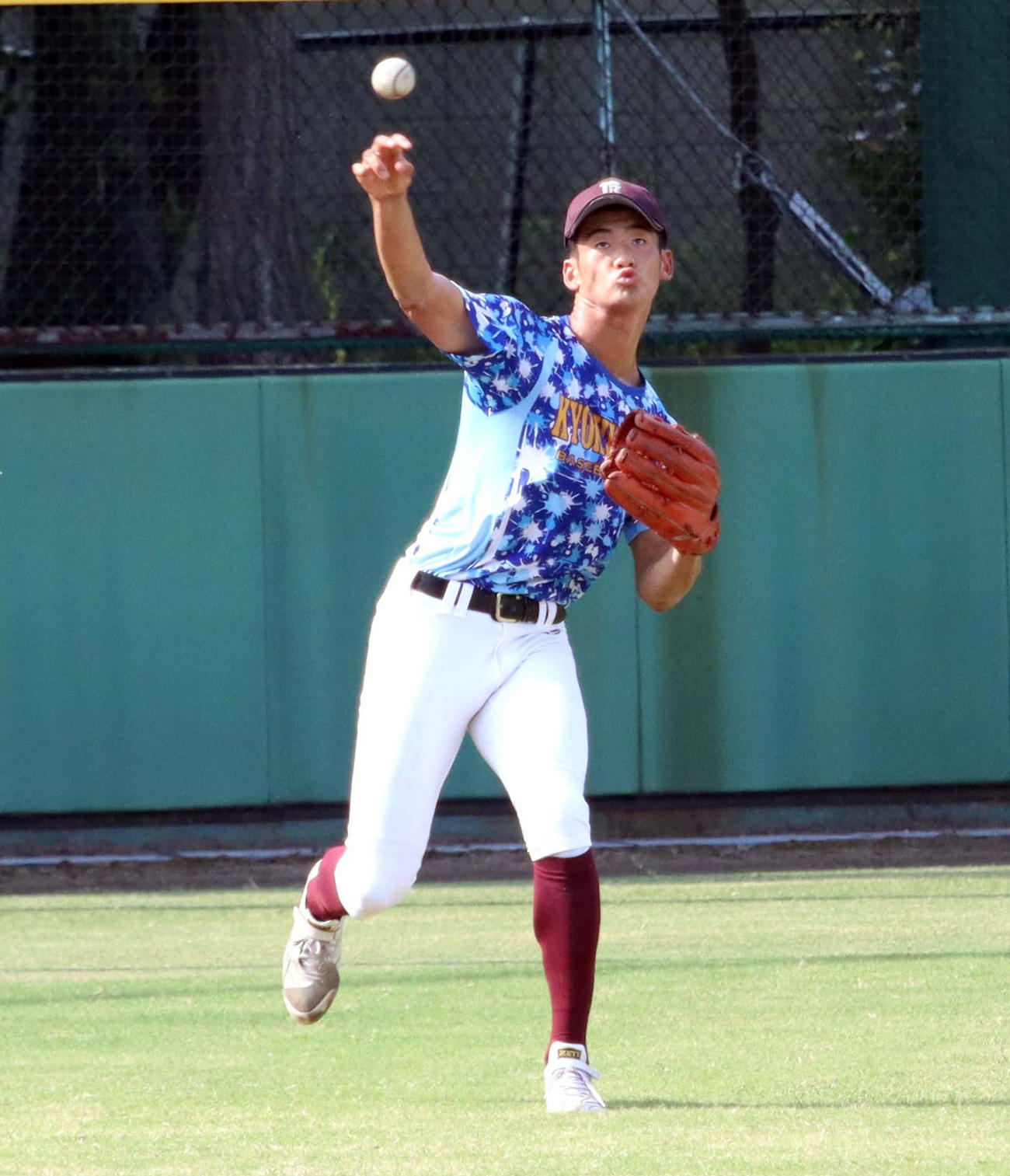 外野守備練習に入って調整する旭川大高・山保（撮影・永野高輔）