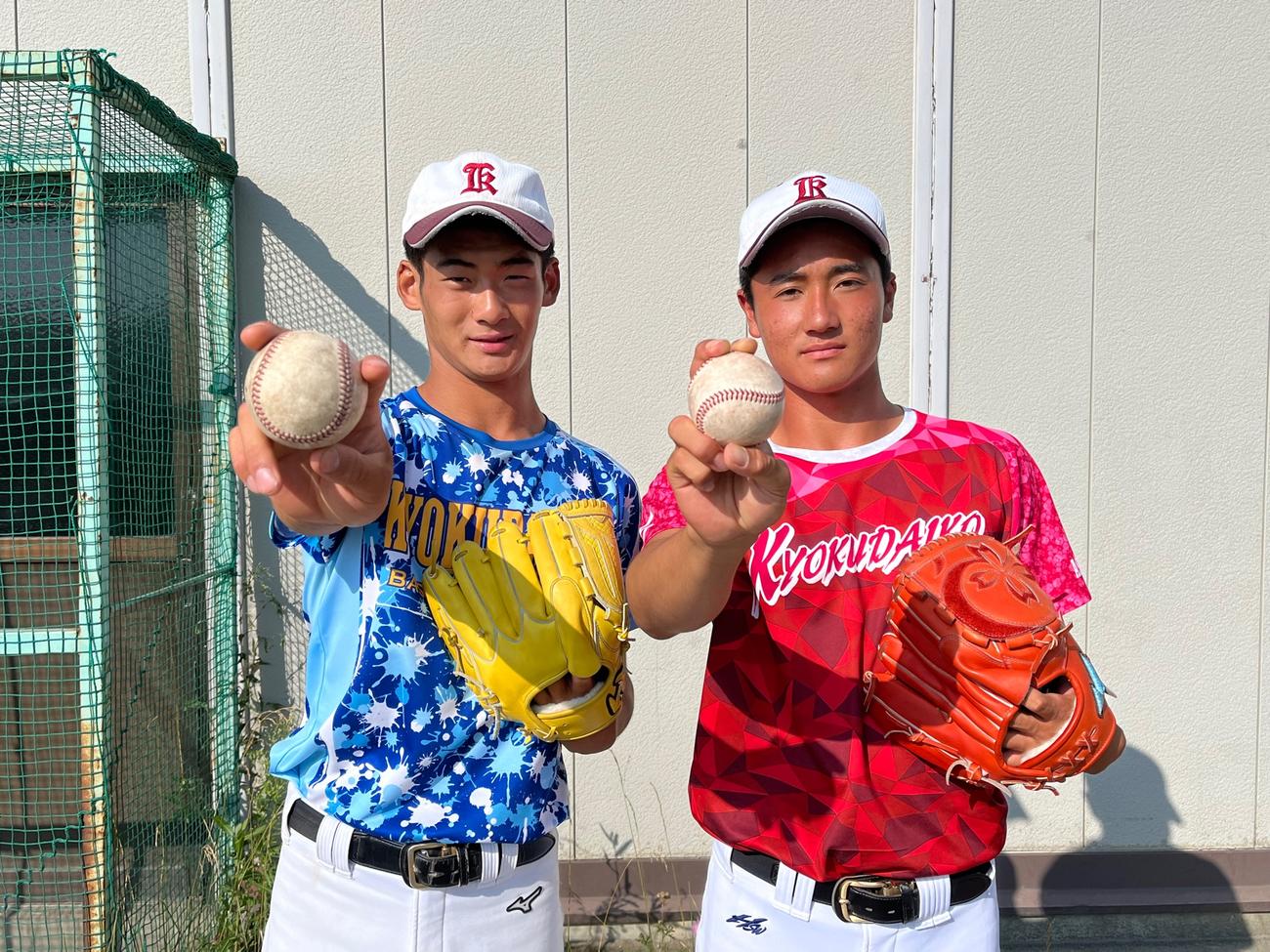 旭川大高のダブルエース、左から山保、池田（撮影・永野高輔）＝2022年7月28日