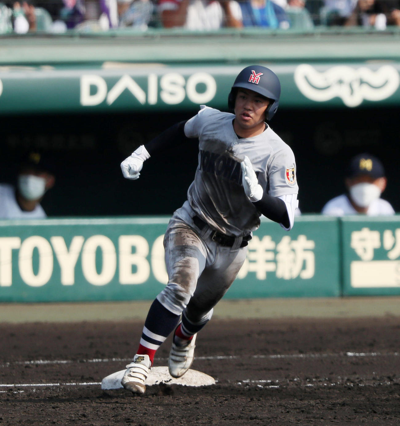 三重対横浜　3回裏横浜2死三塁、緒方は右に適時二塁打を放つ（撮影・加藤哉）