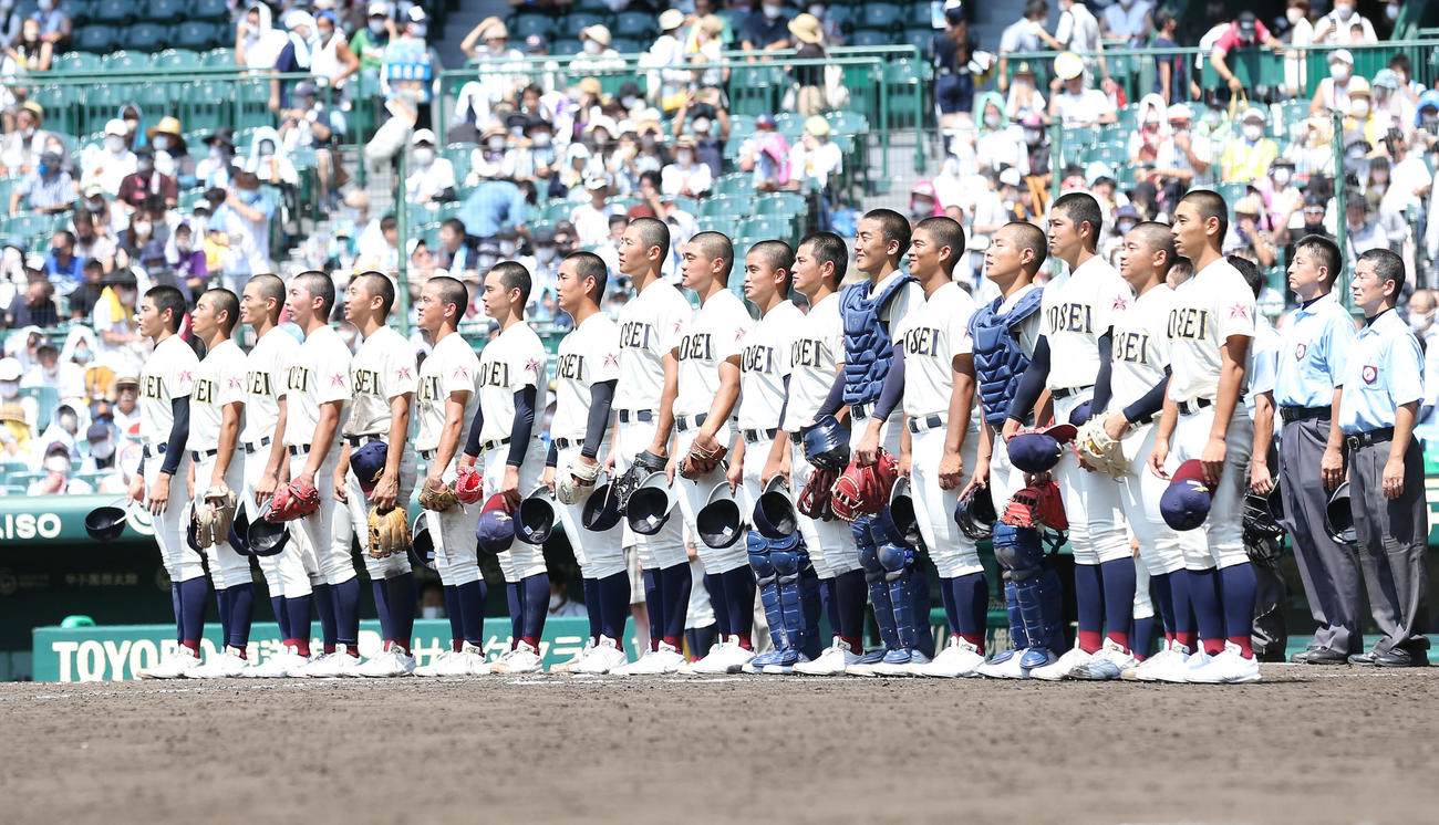 22年8月6日、創志学園対八戸学院光星　勝利した八戸学院光星は笑顔で校歌斉唱する