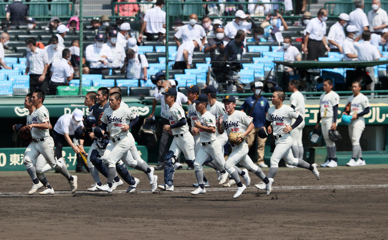 22年8月8日、海星対日本文理　日本文理に勝利しアルプススタンドへあいさつに向かう海星ナイン