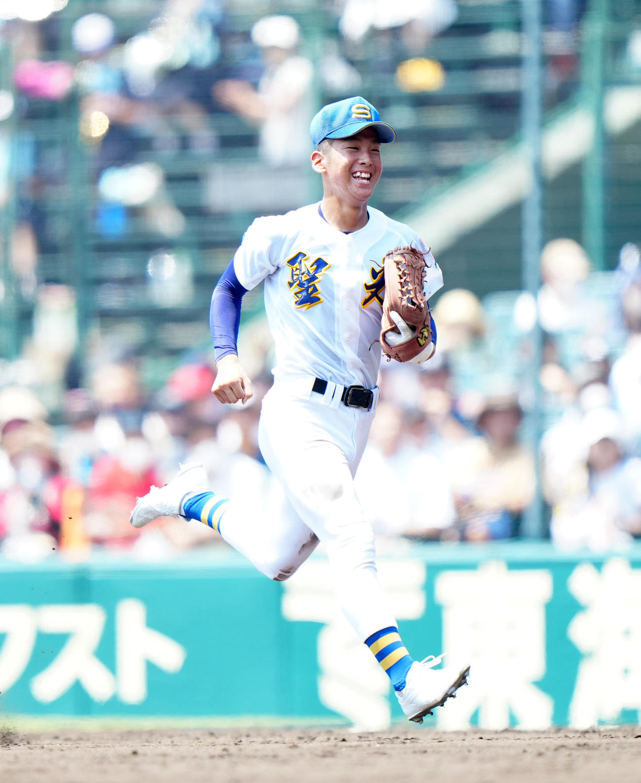 日大三対聖光学院　5回表日大三1死三塁、右飛となった富塚の打球を本塁へ送球し補殺とした三好（撮影・江口和貴）