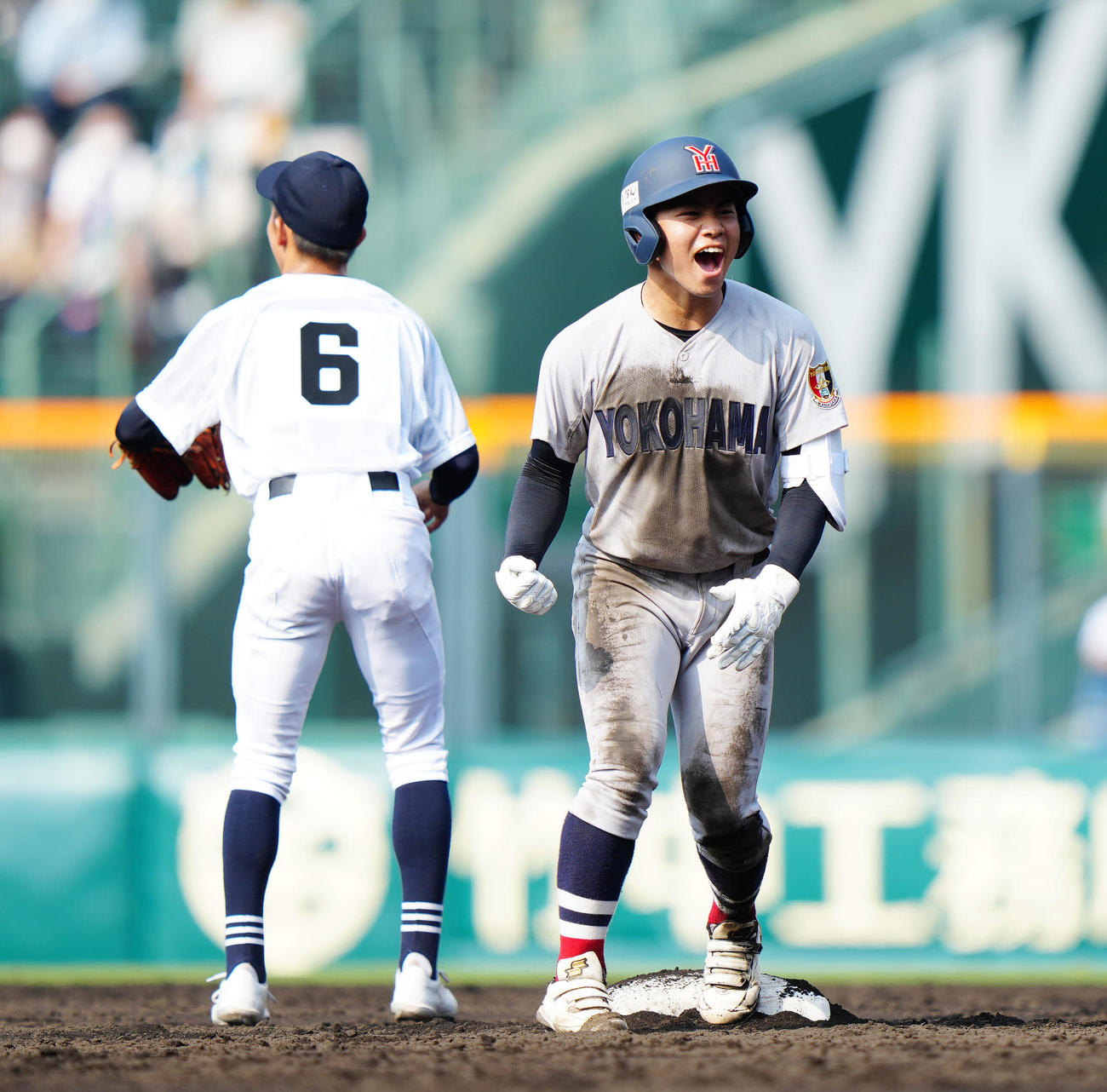 三重対横浜　3回裏横浜2死三塁、先制適時二塁打を放った緒方（右）（撮影・江口和貴）