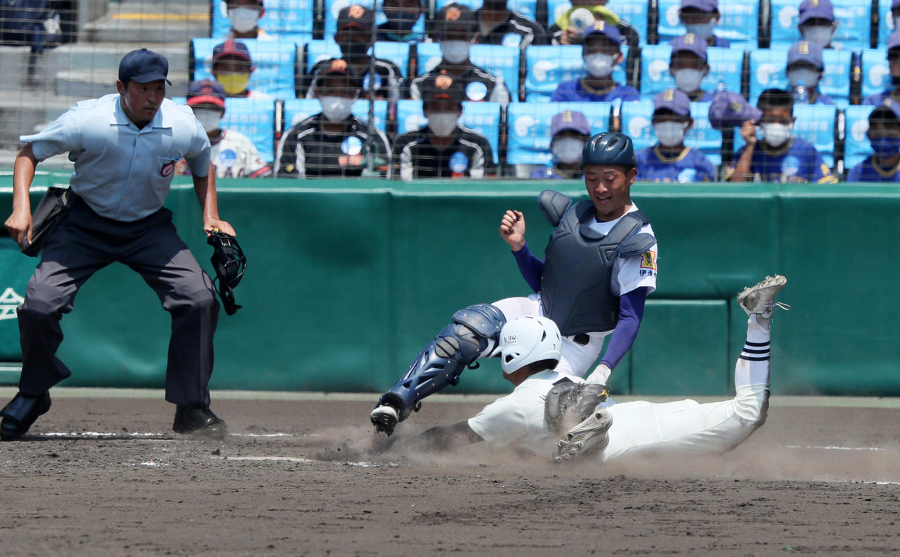 日大三対聖光学院　5回表日大三1死二塁、二塁走者藤巻は富塚の右飛で本塁突入も憤死、捕手は川崎（撮影・加藤哉）