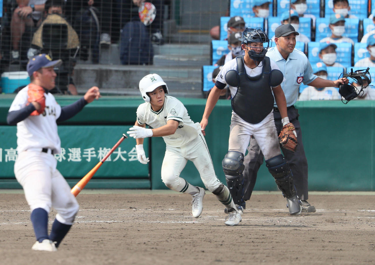 札幌大谷対二松学舎大付　9回裏二松学舎大付2死一、二塁、親富祖はサヨナラにつながる左前打を放つ。投手森谷（撮影・上山淳一）