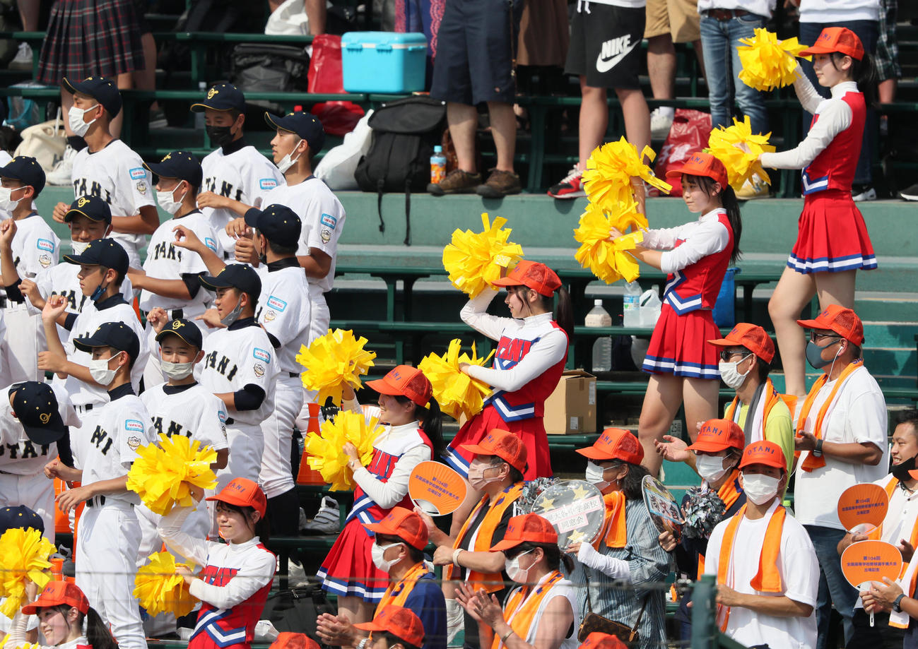 札幌大谷対二松学舎大付　9回、「きつねダンス」で応援する札幌大谷応援席（撮影・上山淳一）