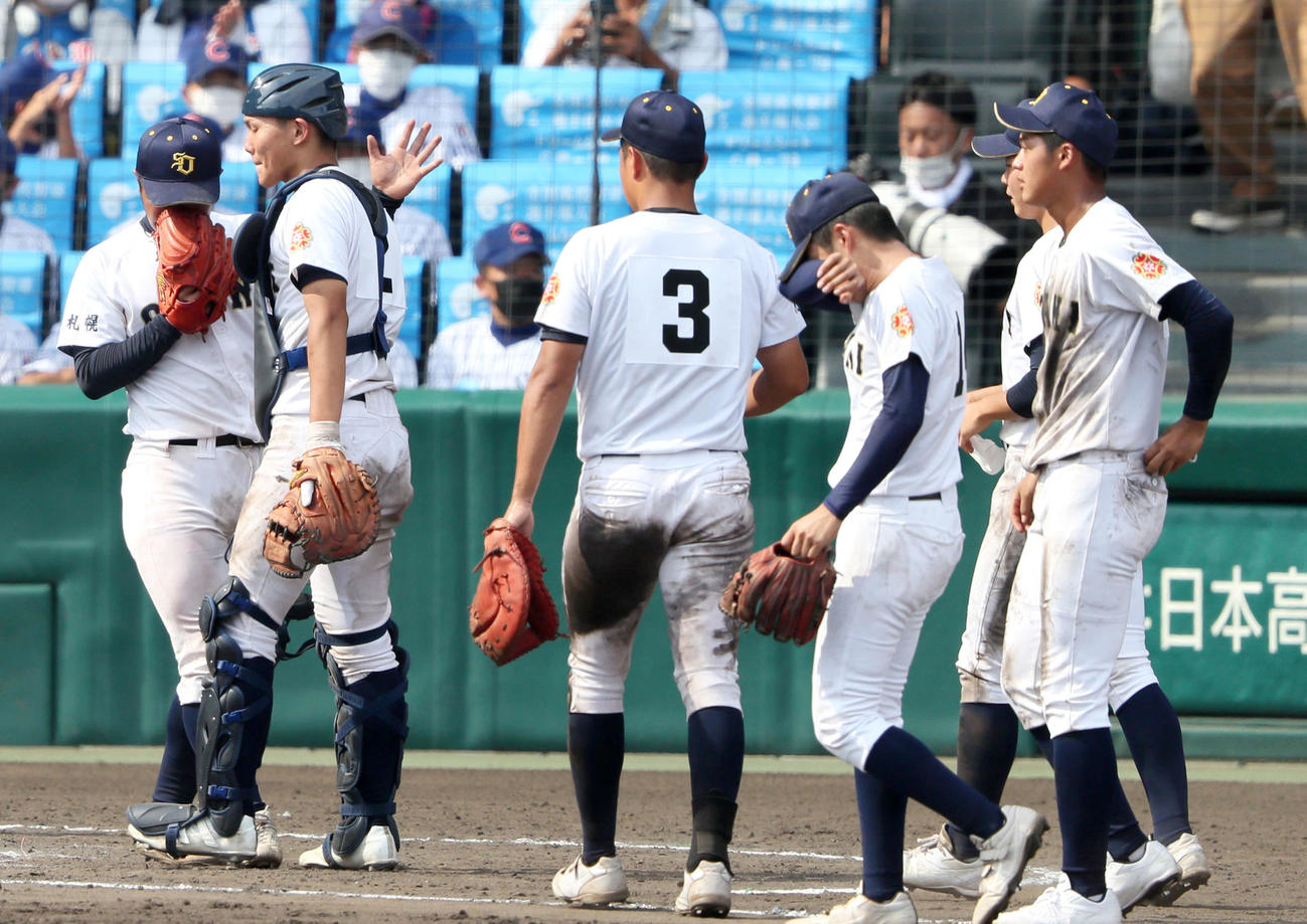 札幌大谷対二松学舎大付　9回サヨナラで二松学舎大付に敗れガックリする札幌大谷ナイン（撮影・上山淳一）