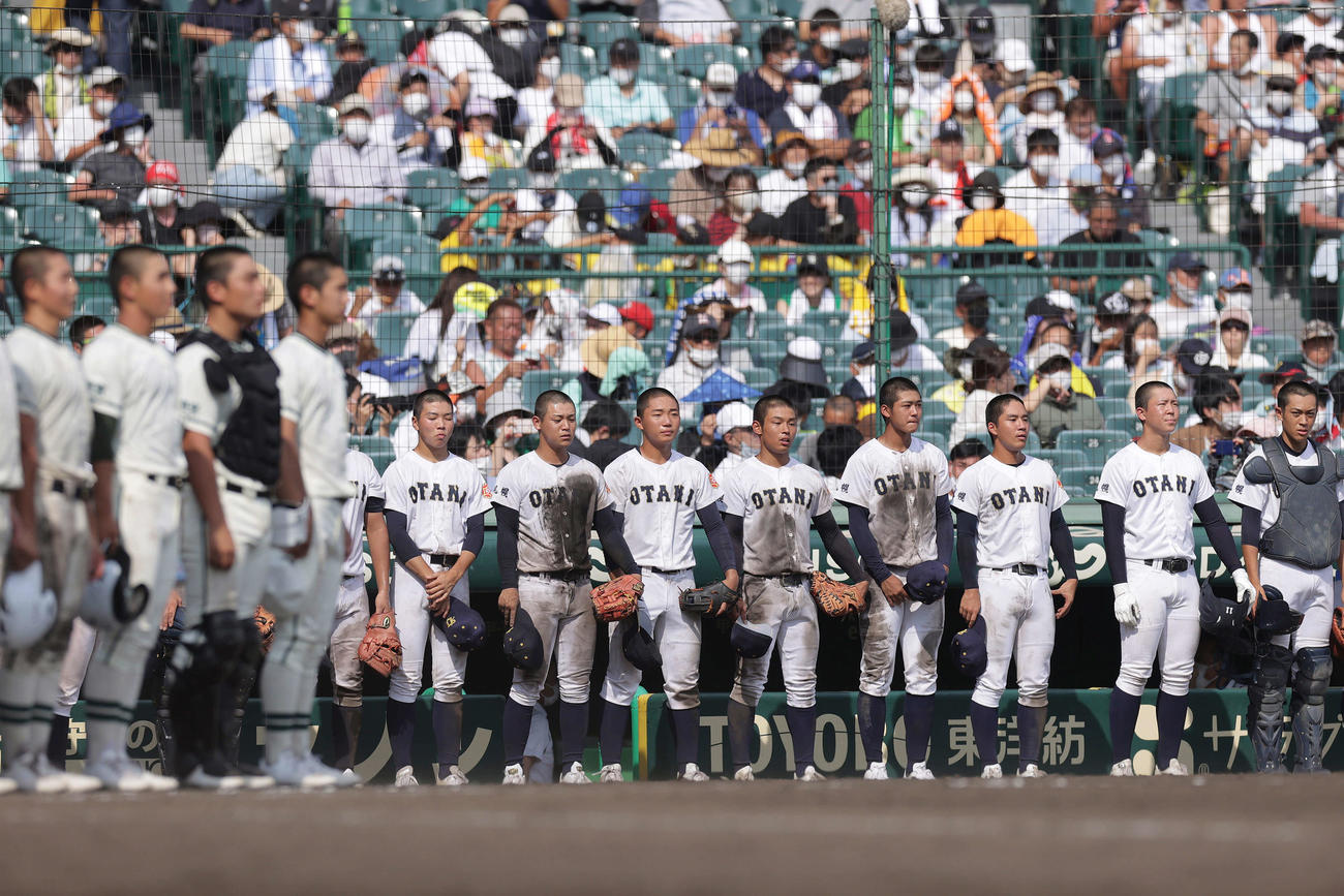 札幌大谷対二松学舎大付　二松学舎大付にサヨナラ負けし、悔しそうに整列する札幌大谷ナイン（撮影・前田充）
