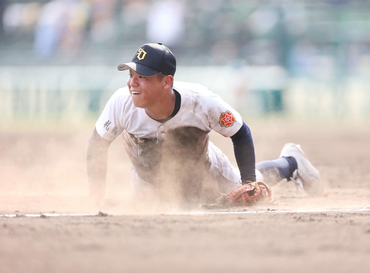 札幌大谷対二松学舎大付　9回裏二松学舎大付1死一、二塁、サヨナラの打球が通過し見送る札幌大谷・飯田（撮影・宮地輝）