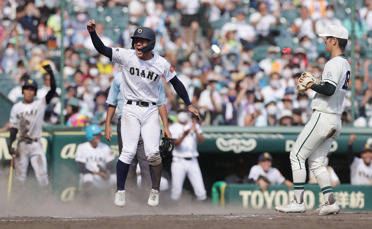 札幌大谷対二松学舎大付　9回表札幌大谷2死一、三塁、重川（右）の暴投で同点の生還を果たし、ガッツポーズする三走森（撮影・前田充）