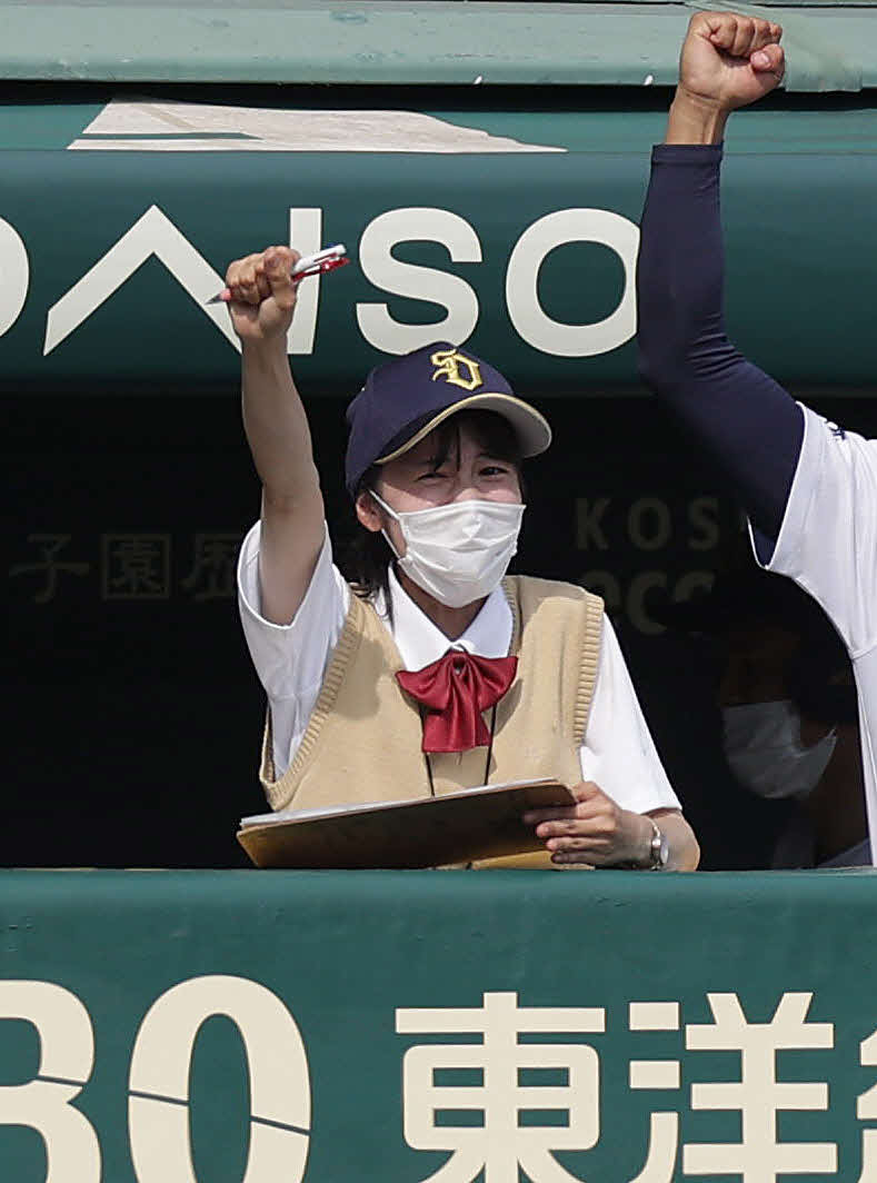 札幌大谷対二松学舎大付　9回表、同点に追いつきベンチでガッツポーズする札幌大谷・長谷川記録員（撮影・前田充）