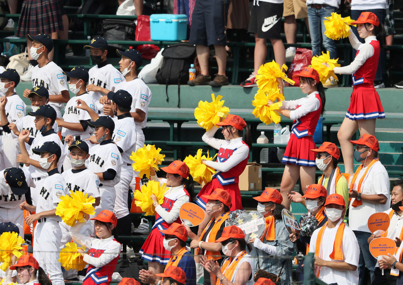 札幌大谷対二松学舎大付　9回、「きつねダンス」で応援する札幌大谷応援席（撮影・上山淳一）