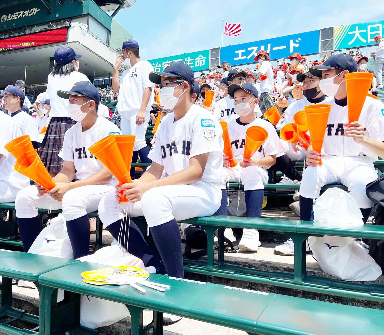 札幌大谷対二松学舎大付　スタンドで応援する札幌大谷リトルシニアの選手たち（撮影・永野高輔）
