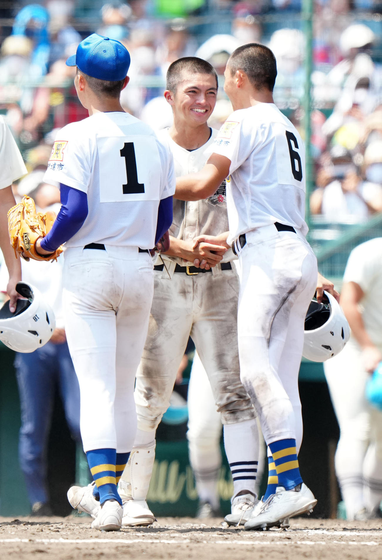 日大三対聖光学院　試合後、握手を交わす聖光学院・赤堀（右）と日大三・寒川（撮影・江口和貴）