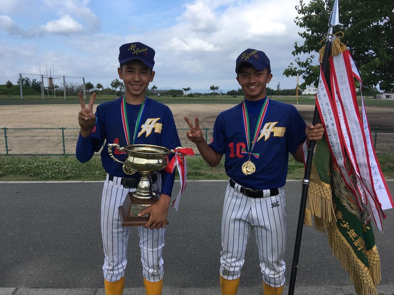 中学時代、枚方ボーイズで主将を務めた日大三・寒川主将（右）と副主将を務めた聖光学院・赤堀主将（寒川家族提供）