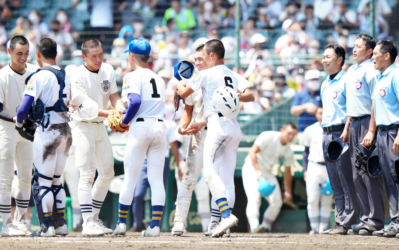 日大三対聖光学院　試合後、あいさつを交わす日大三・寒川（左から5人目）と聖光学院・赤堀（同6人目）（撮影・江口和貴）