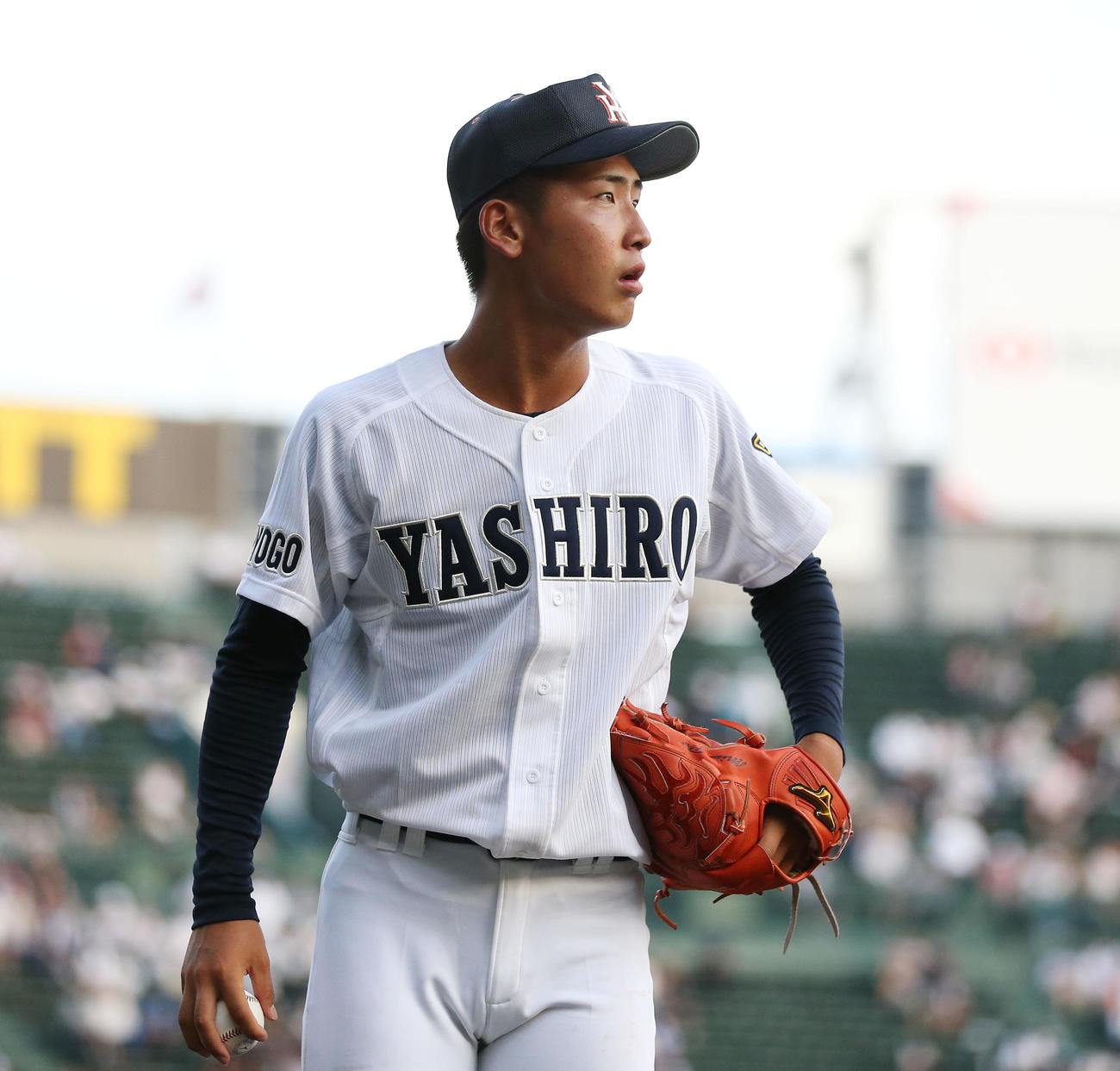 県岐阜商対社　投球練習しながら試合を見つめる社・吉田（撮影・宮地輝）