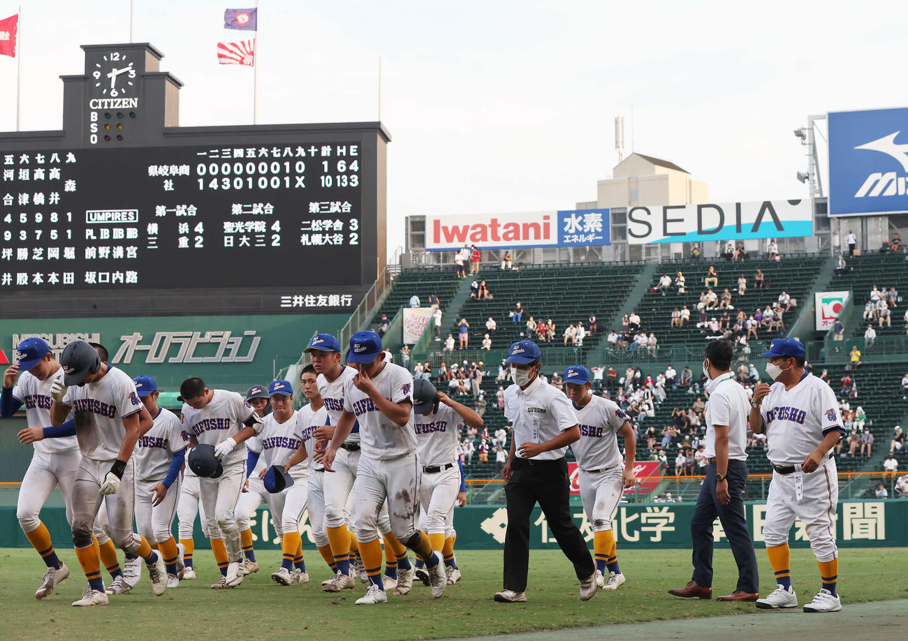県岐阜商対社　社に敗れ、涙を流して引き揚げる県岐阜商ナイン。右端は鍛治舎監督（撮影・前田充）