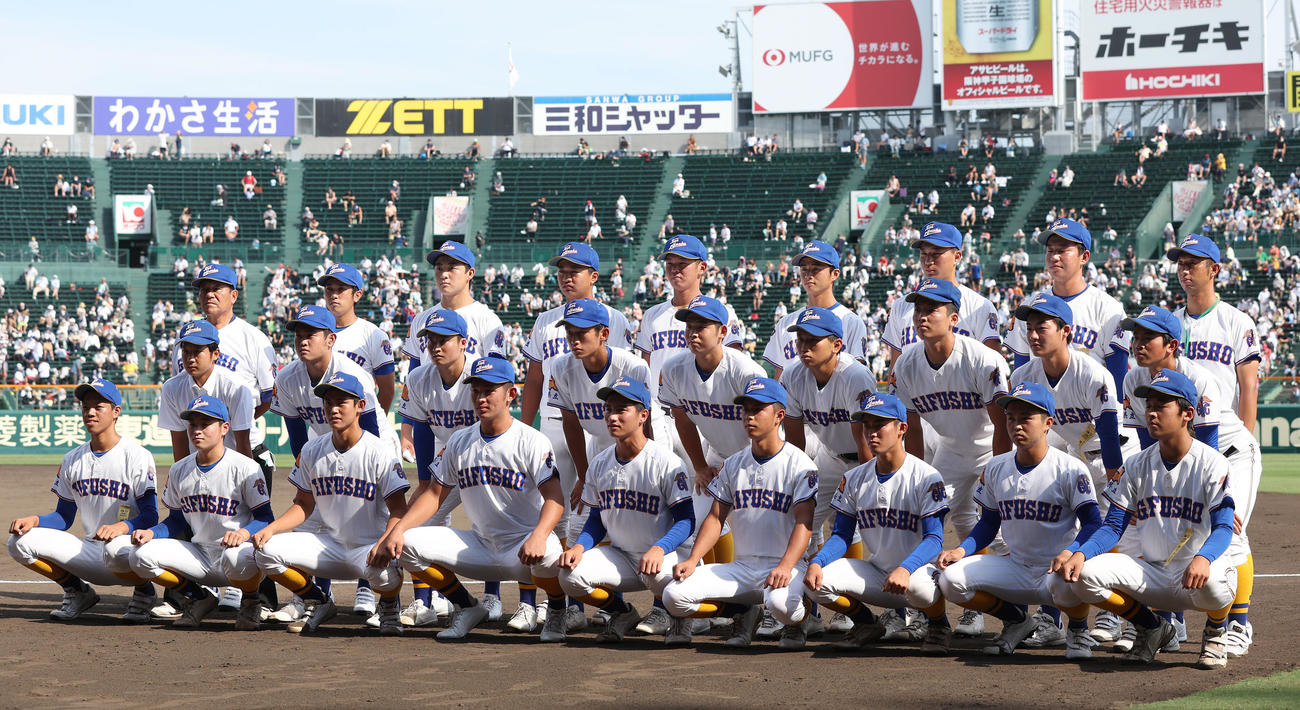 県岐阜商対社　試合前、集合写真に納まる県岐阜商ナイン（撮影・前田充）