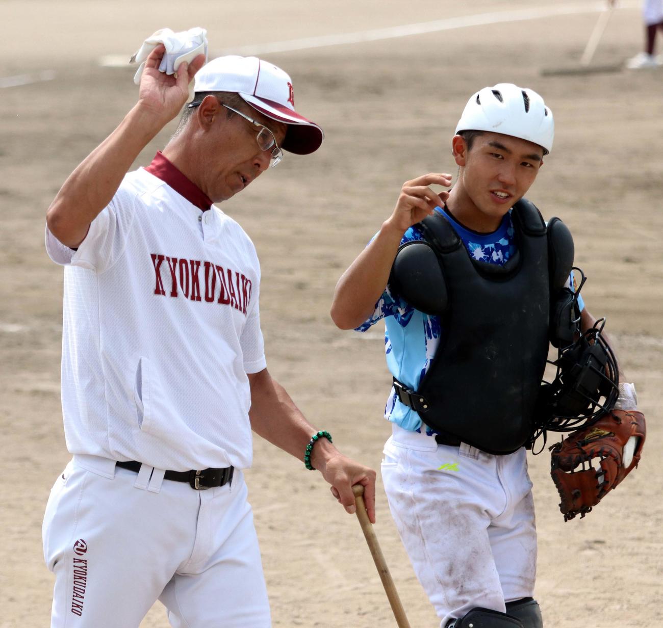 練習後に並んで話をする（左から）旭川大高・端場監督と大渕（撮影・永野高輔）