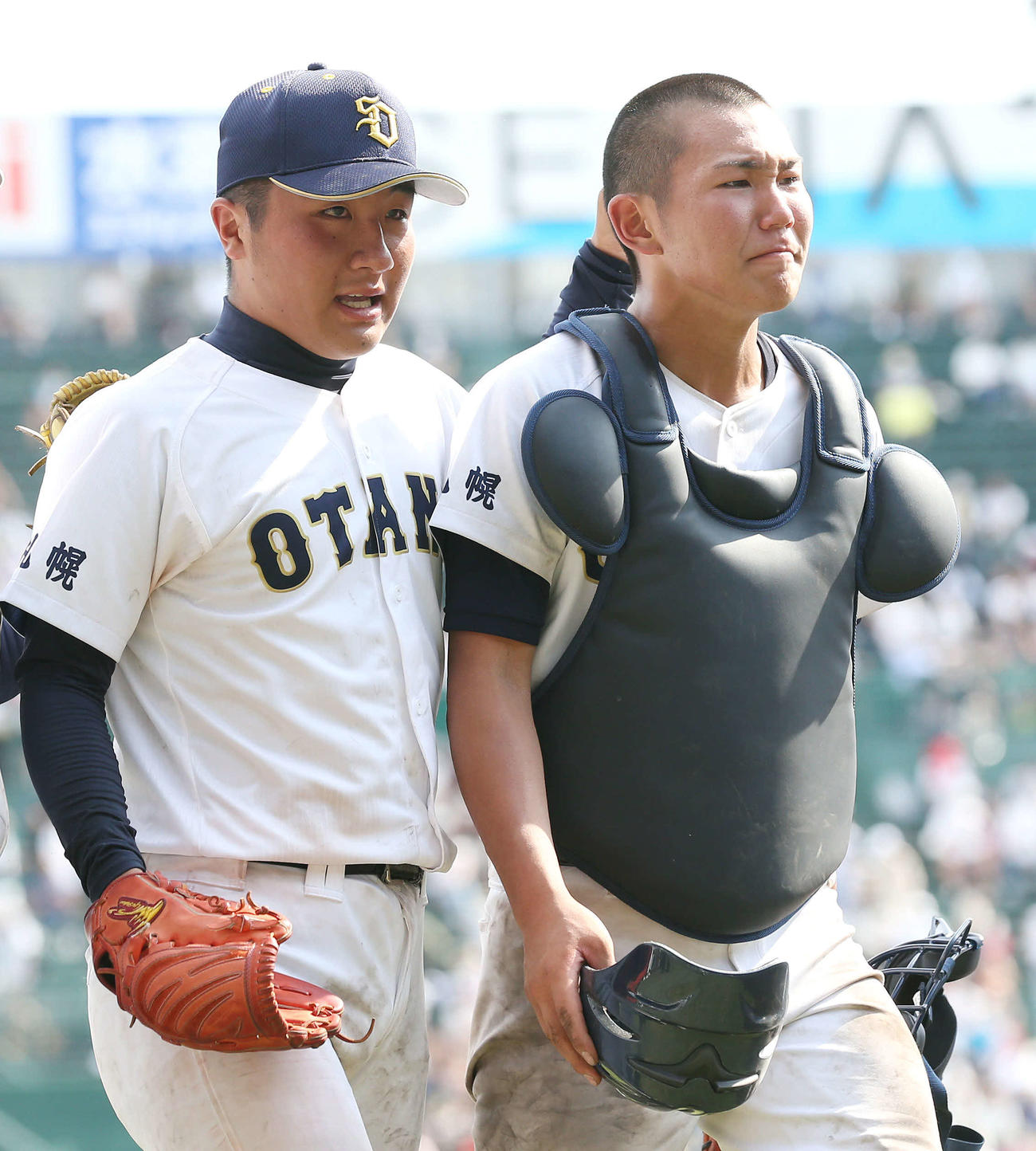 札幌大谷対二松学舎大付　二松学舎大付に敗れ、涙を流す札幌大谷・佐々木捕手（右）に寄り添う先発森谷（撮影・宮地輝）