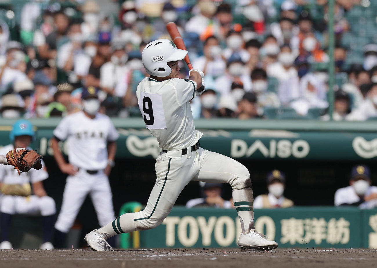 札幌大谷対二松学舎大付　9回裏二松学舎大付1死一、二塁、三塁線を破るサヨナラ適時打を放つ親富祖（撮影・前田充）