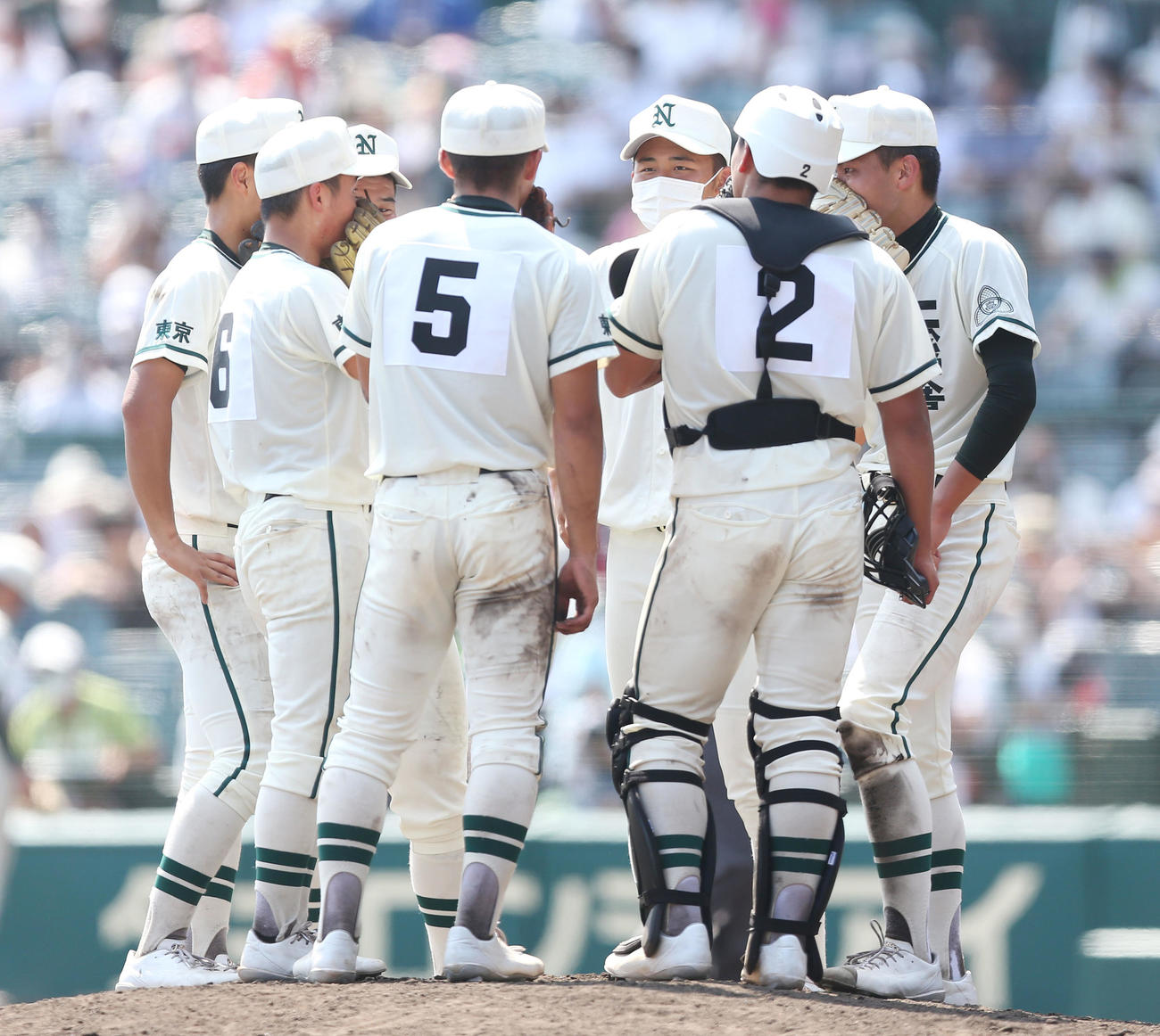 札幌大谷対二松学舎大付　4回裏二松学舎大付・小林主将（中央）が伝令を伝えにマウンドに集まる（撮影・宮地輝）