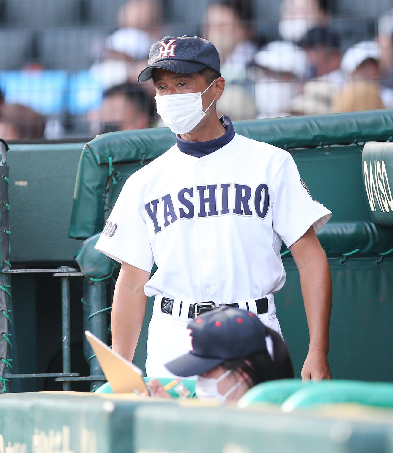県岐阜商対社　ベンチから試合を見つめる社・山本監督（撮影・宮地輝）