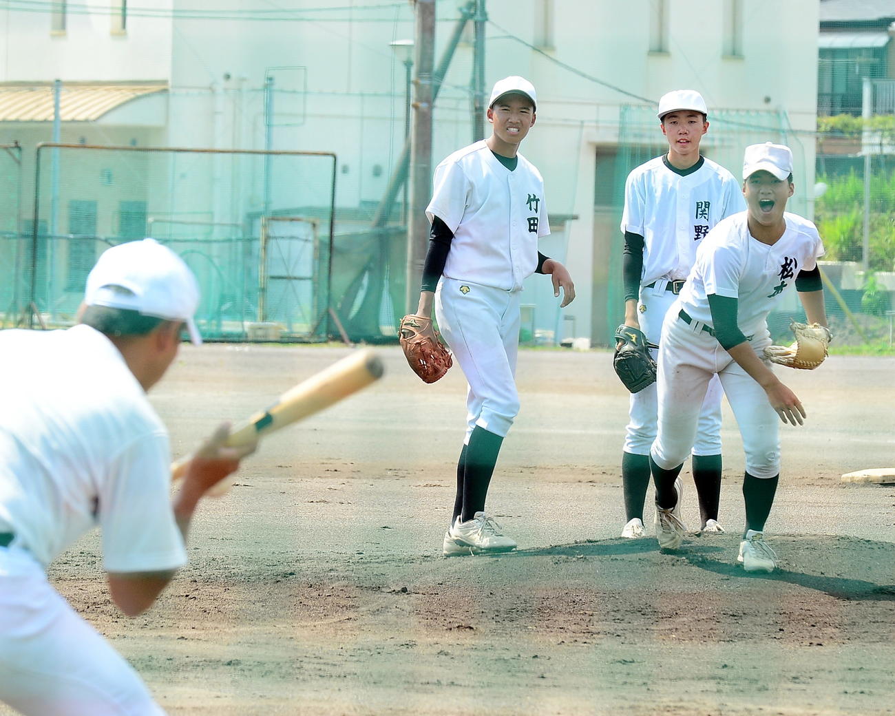 ノックに励む日大三島投手陣。左から竹田、関野、松本