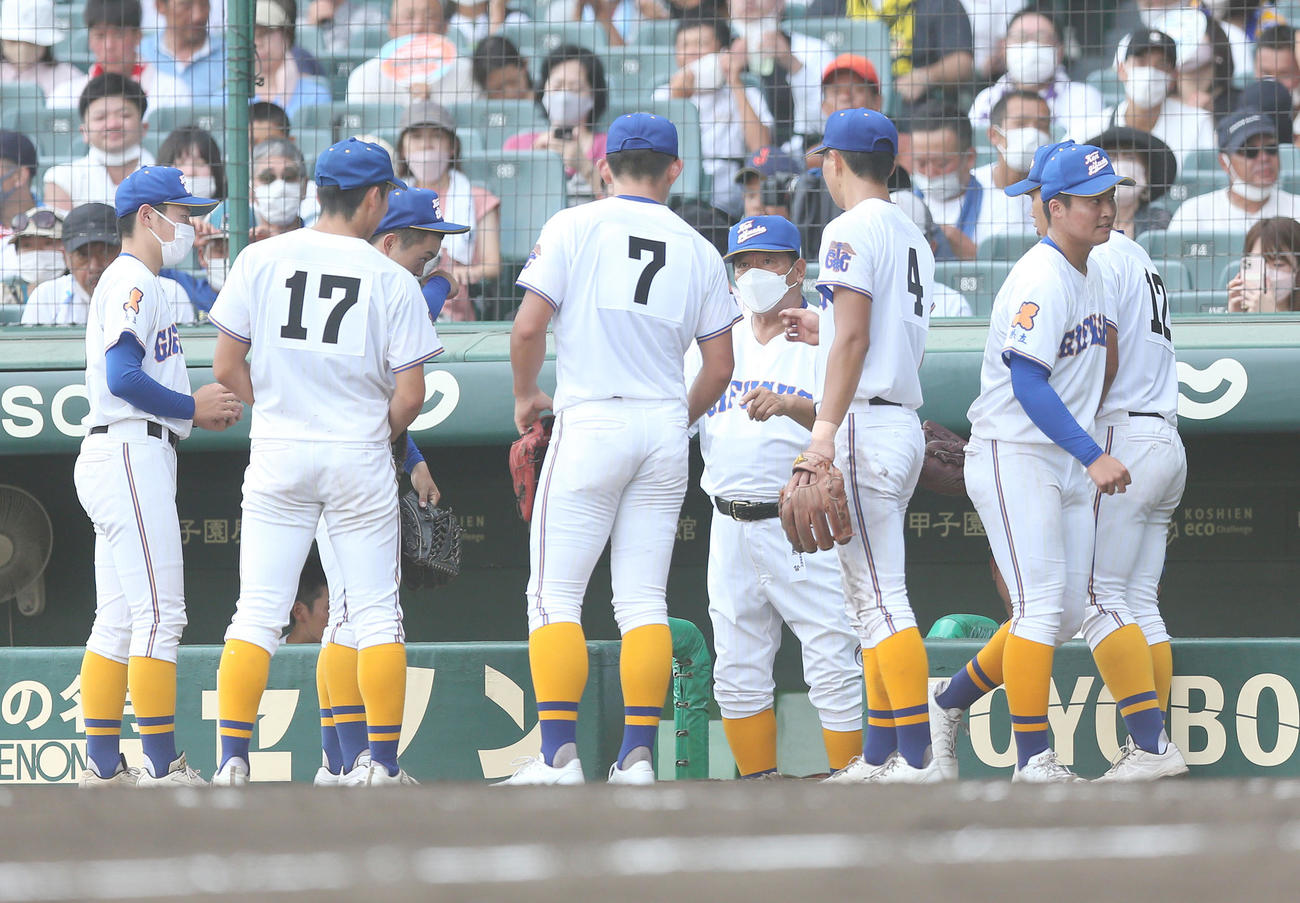 県岐阜商対社　攻守交代時に選手たちに話す県岐阜商鍛治監督（中央）（撮影・宮地輝）