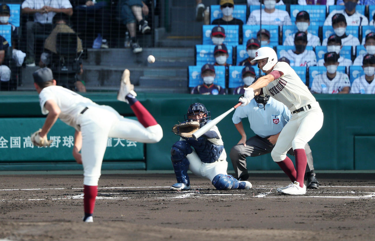 旭川大対大阪桐蔭　1回表旭川大1死満塁、山保亮太は中犠飛を打ち上げ先制。投手は川原（撮影・加藤哉）