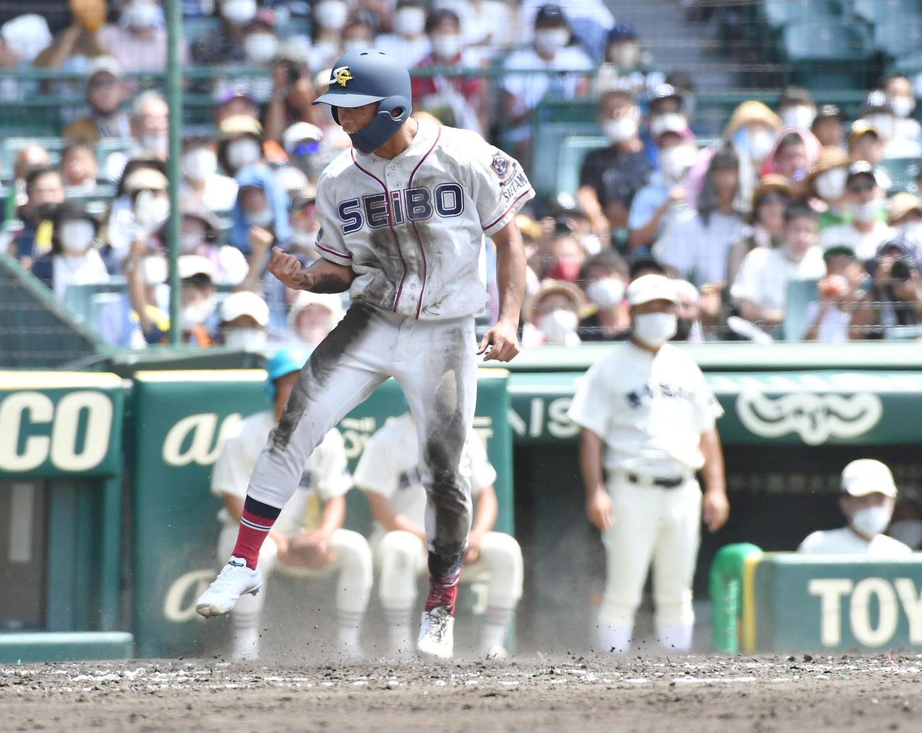 能代松陽対聖望学園　2回裏聖望学園2死二塁、荒江の左前安打で先制のホームを踏み、雄たけびを上げる三井（撮影・岩下翔太）