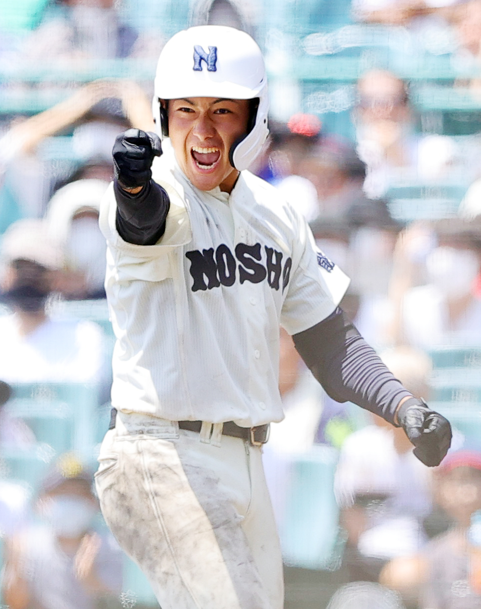 能代松陽対聖望学園　6回表能代松陽1死満塁、中前2点適時打を放つ斎藤（撮影・野上伸悟）