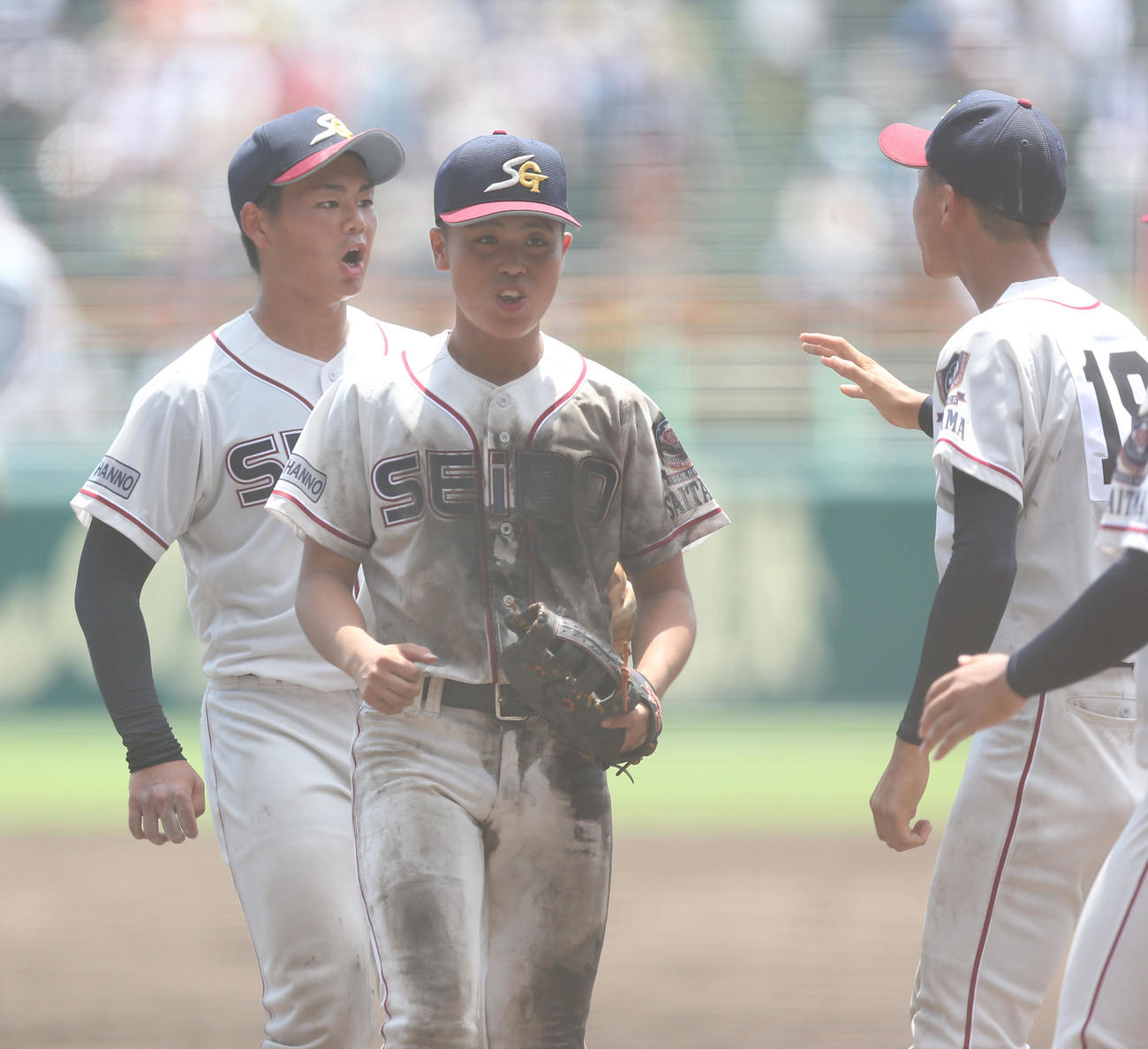 能代松陽対聖望学園　能代松陽に勝利し、喜ぶ岡部（左）ら聖望学園選手たち（撮影・宮地輝）