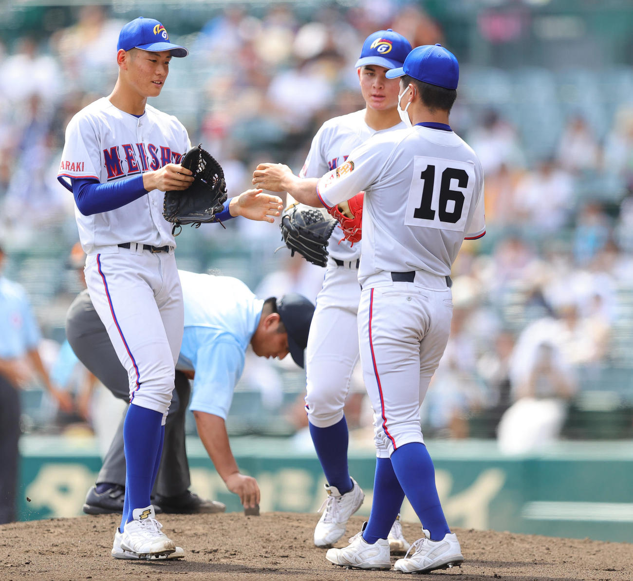 鹿児島実対明秀学園日立　3回表鹿児島実2死満塁、カウント3－1から明秀学園日立先発の石川（奥）に代わり、右翼の猪俣が登板（撮影・野上伸悟）