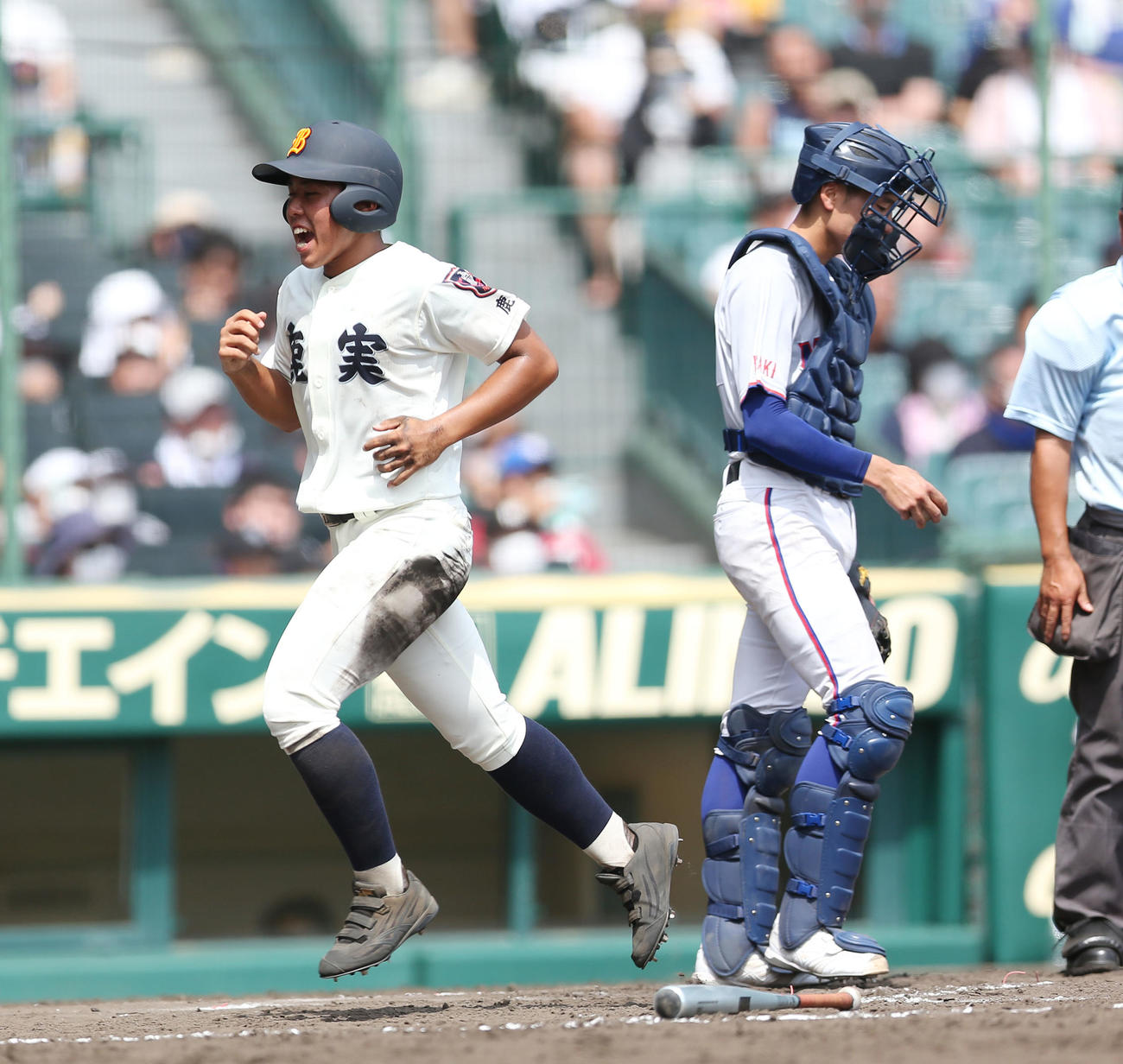 鹿児島実対明秀学園日立　3回表鹿児島実2死満塁、押し出しで生還する田中（左）（撮影・宮地輝）