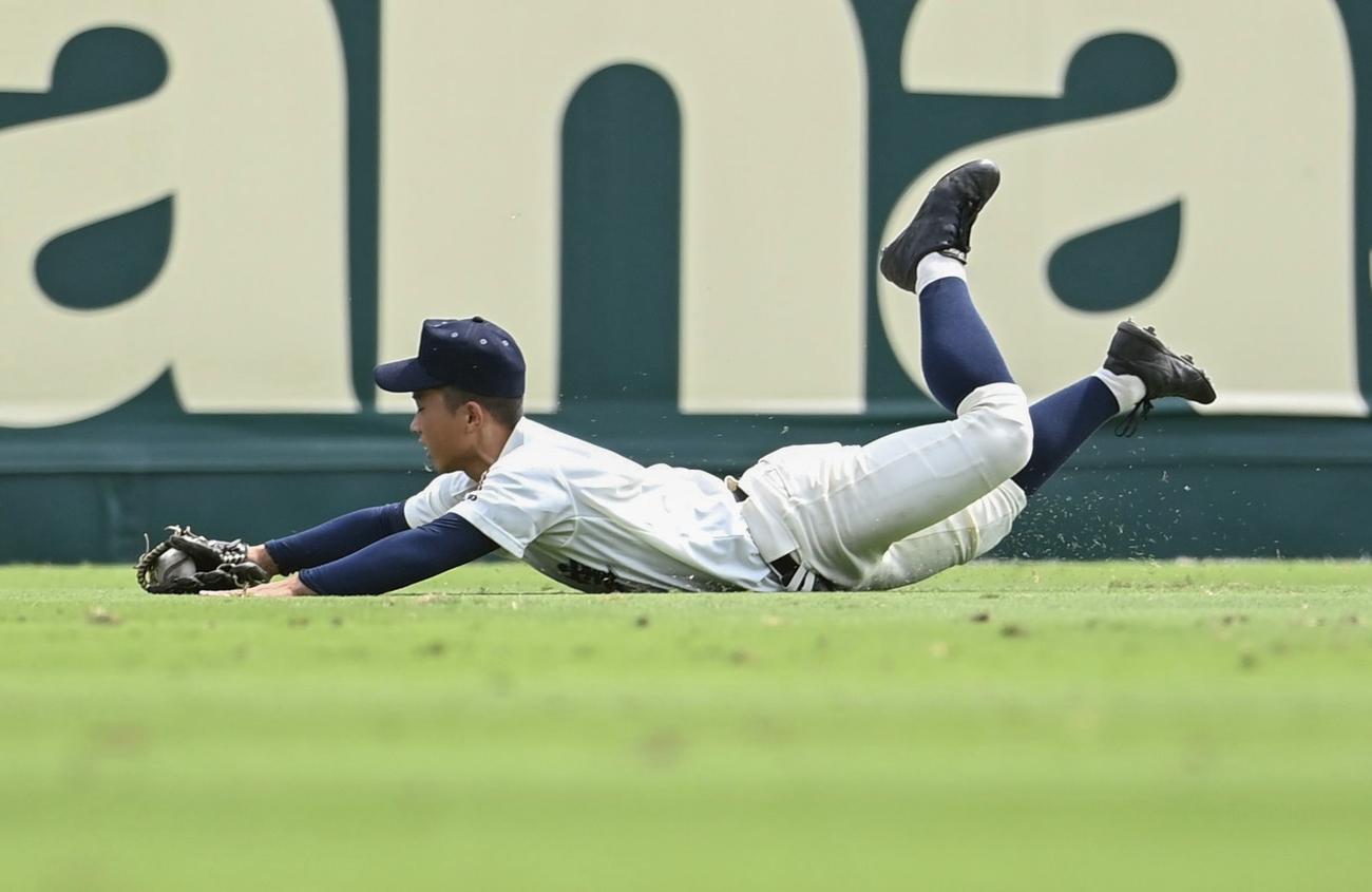 鹿児島実―明秀学園日立　3回裏明秀学園日立2死一塁、石川の飛球を好捕する鹿児島実の中堅手筏（共同）