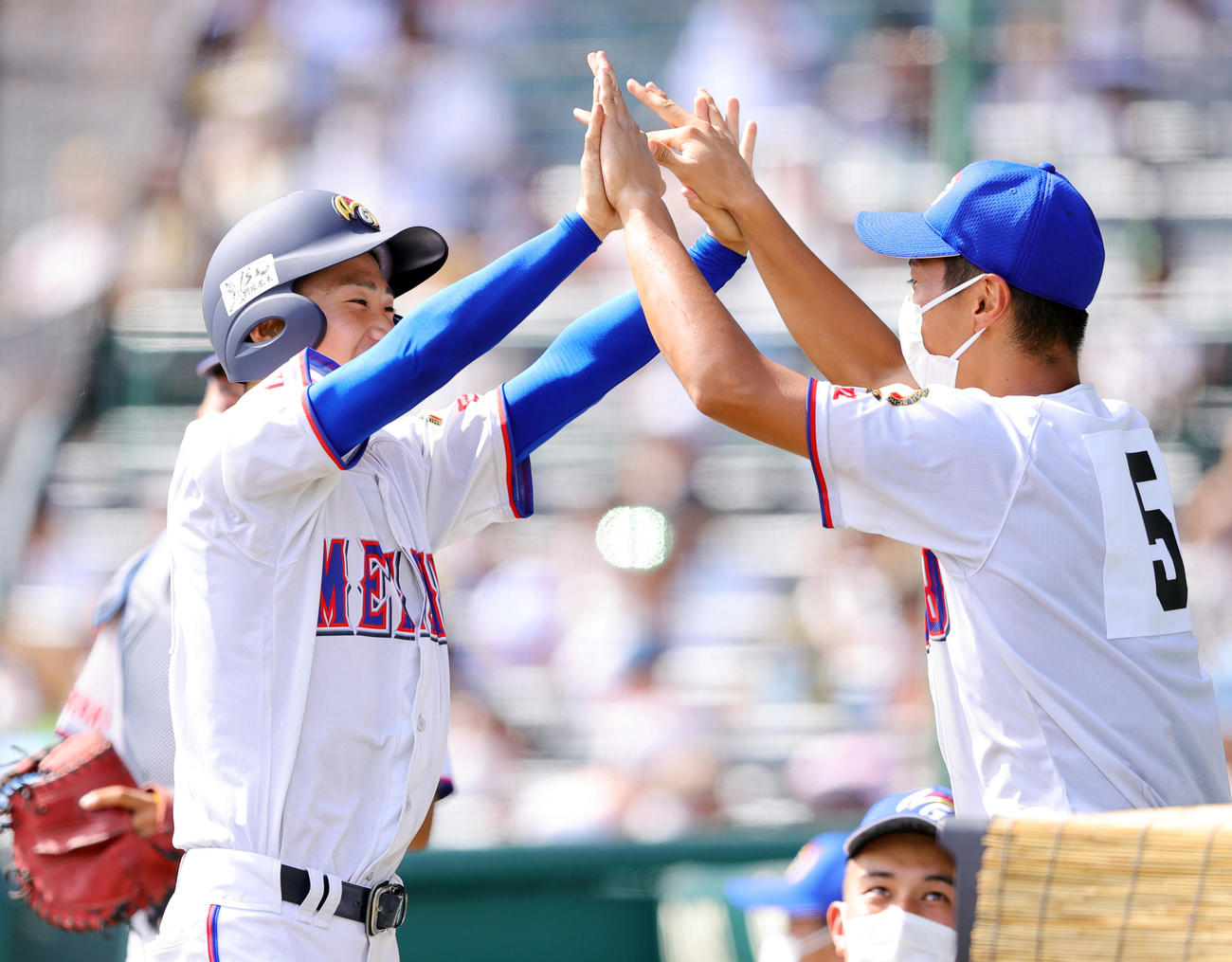 鹿児島実対明秀学園日立　7回裏明秀学園日立1死一塁、伊藤の右前打と敵失で生還し喜ぶ緑川（撮影・野上伸悟）