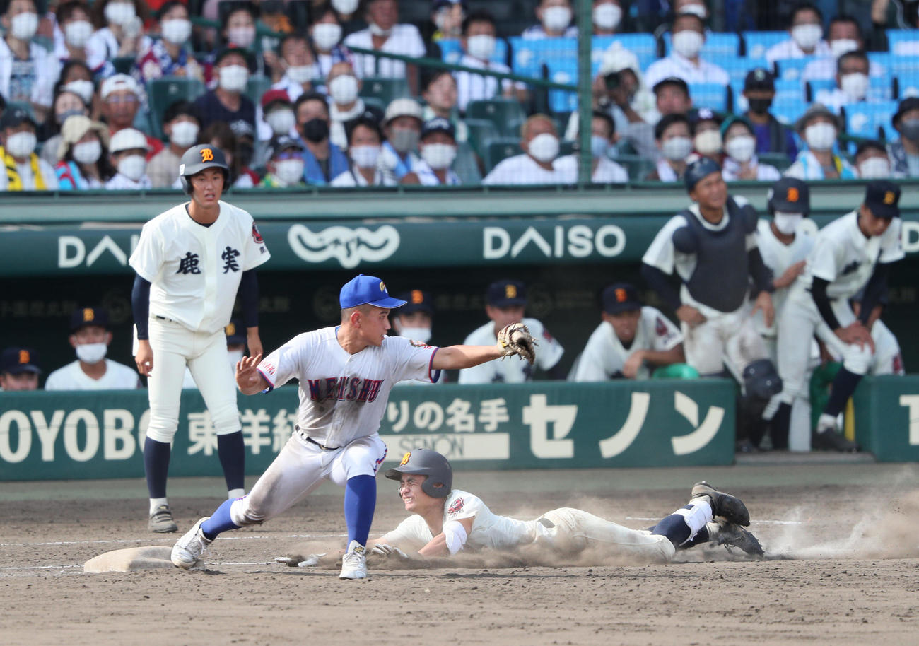 鹿児島実対明秀日立　9回表鹿児島実2死二塁、一ノ瀬は遊ゴロに倒れゲームセット。手前は一塁手武田（撮影・上山淳一）