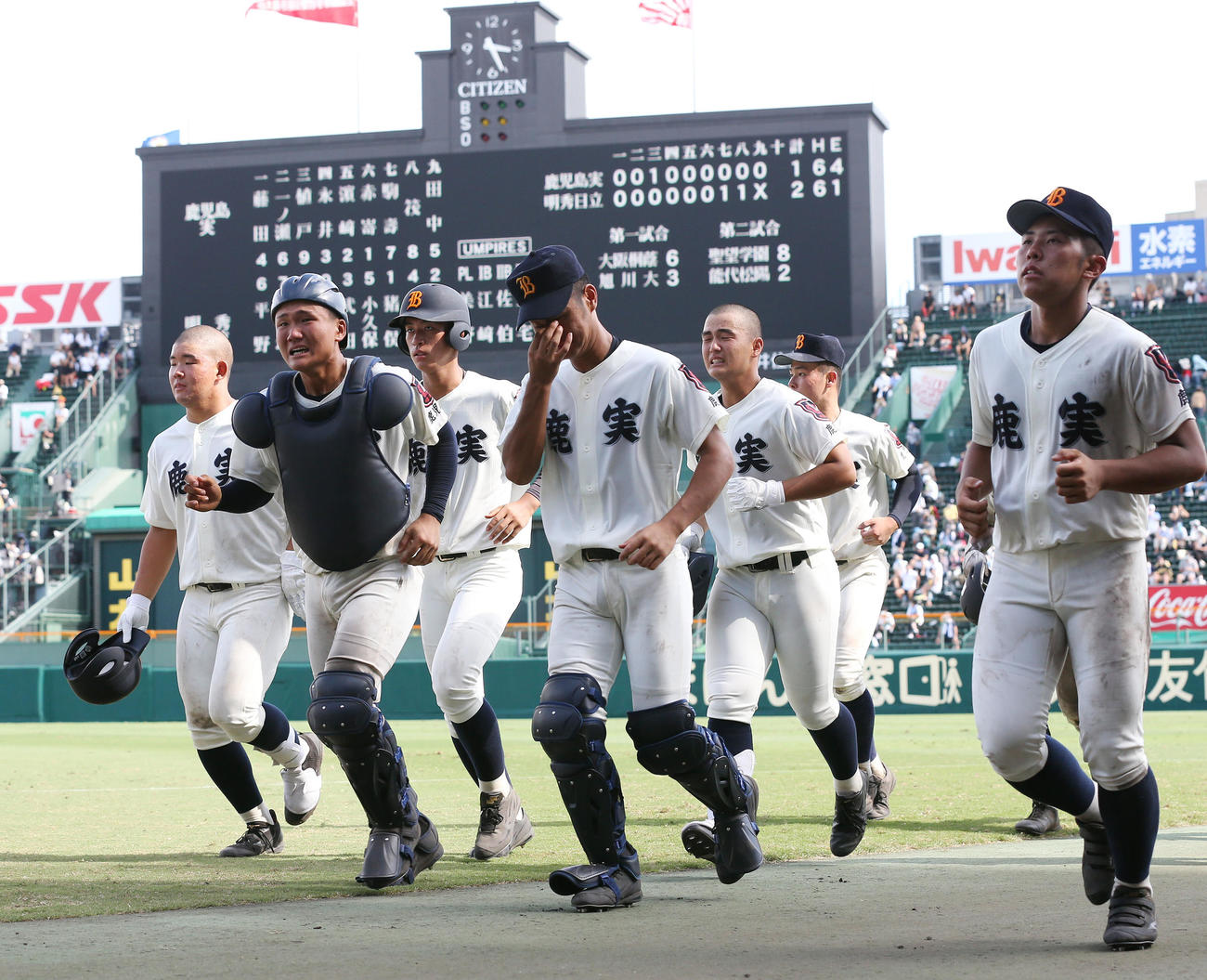 鹿児島実対明秀学園日立　明秀学園日立に敗れ、涙を流す鹿児島実選手たち（撮影・宮地輝）