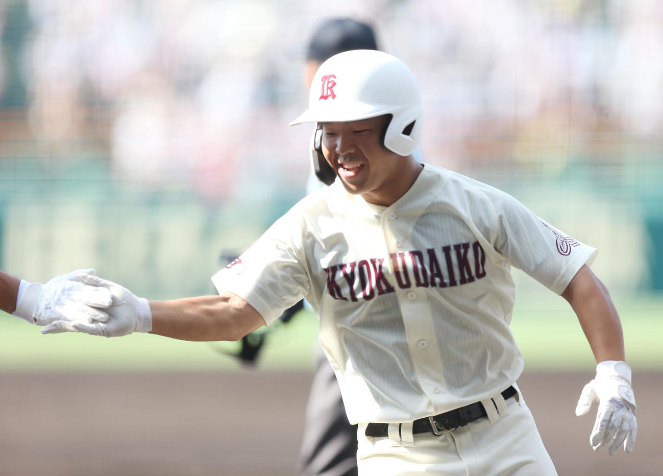 大阪桐蔭対旭川大高　3回表旭川大無死一塁、2点適時本塁打を放ちタッチする藤田（撮影・宮地輝）